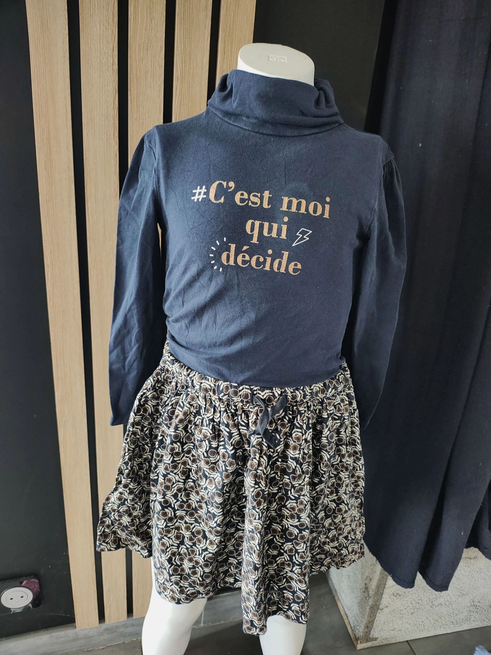 5 ans ensemble Teeshirt tape a l'oeil et jupe Monoprix 